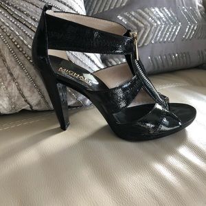 MICHAEL KORS BERKELEY T-STRAP-LEATHER SANDAL